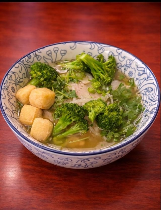 Vegetable Stir Fried Rice Noodles/Egg Noodle With Tofu.
