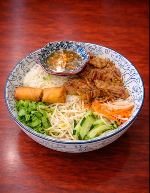 Vermicelli Grilled Pork & Eggroll.